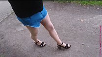 Knappe Jeans Shorts beim Spaziergang am Kanal