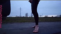 High Heels und Leggings auf dem Feldweg